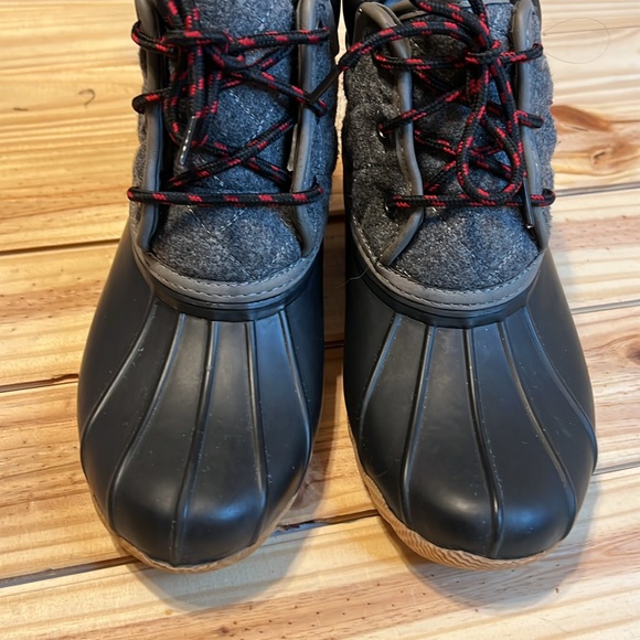 Size 6  Skechers Boots - Picture 7 of 8